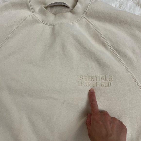 FEAR OF GOD ESSENTIALS
Off-White Crewneck Sweatshirt - Picture 2 of 11